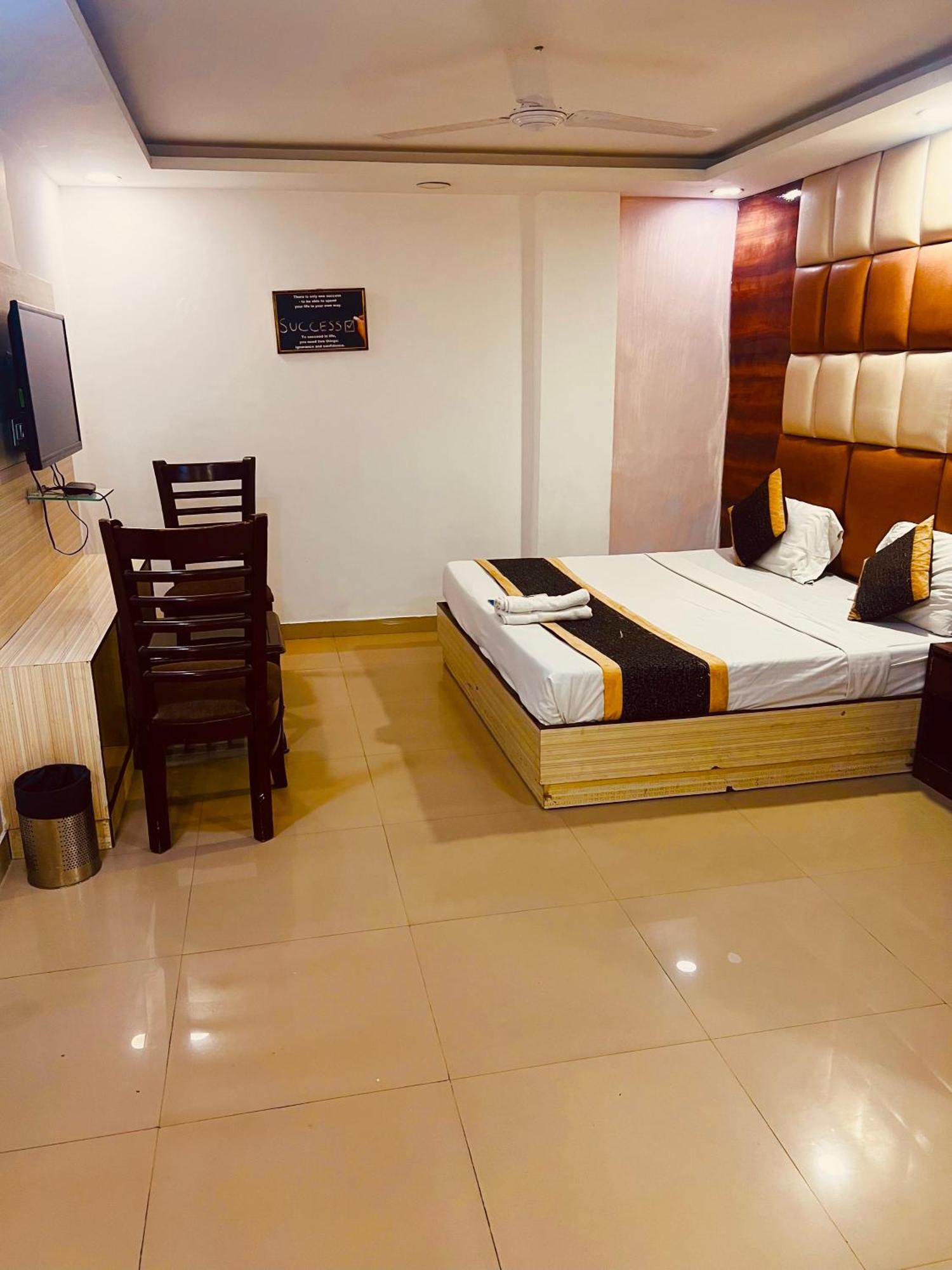 Hotel New Delhi Bagian luar foto