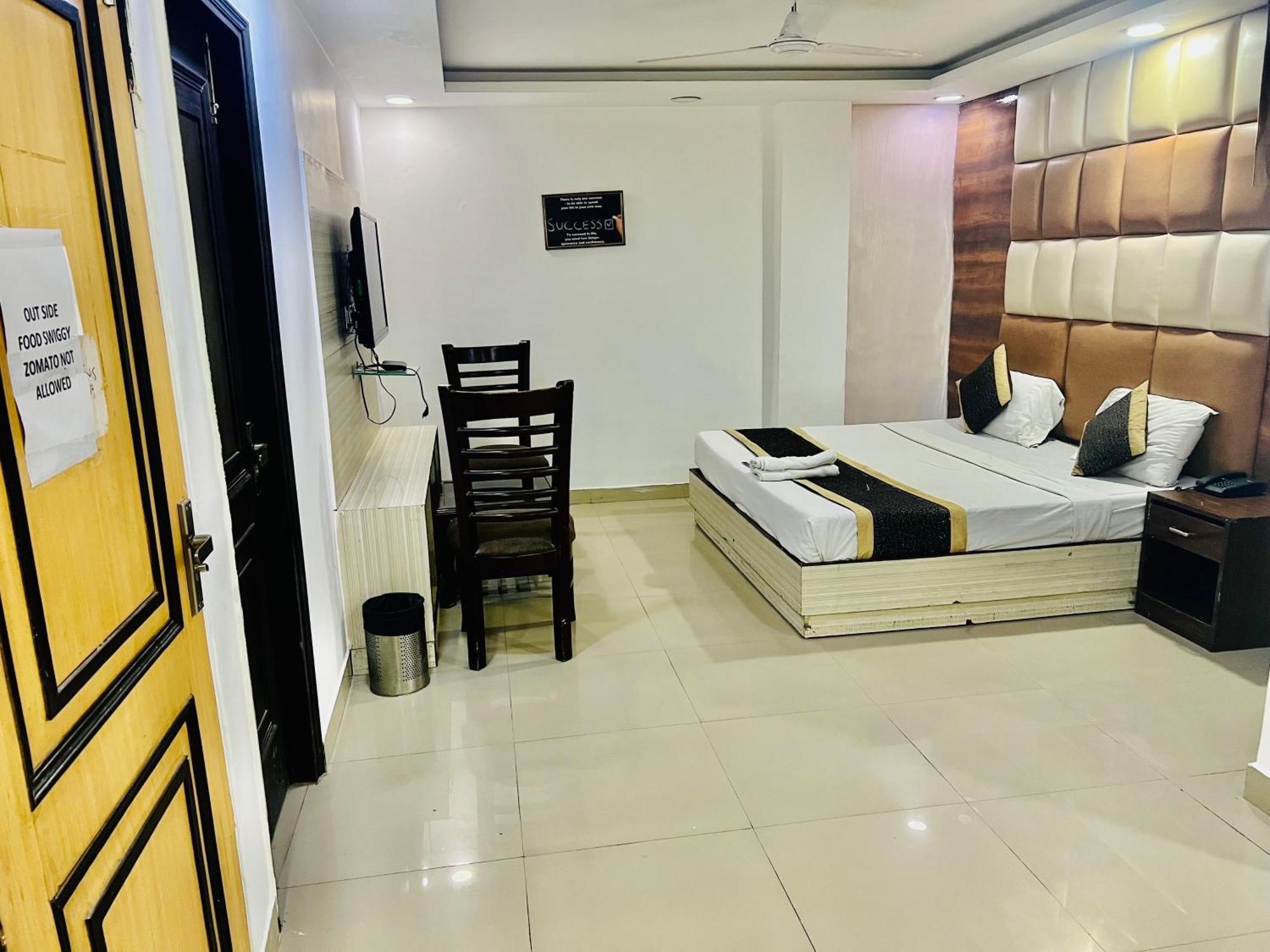 Hotel New Delhi Bagian luar foto