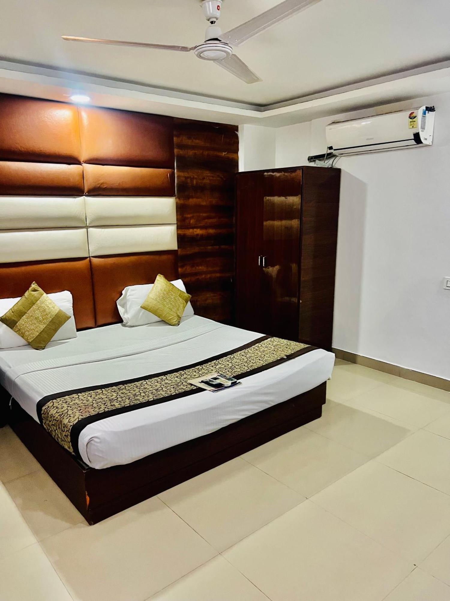 Hotel New Delhi Bagian luar foto